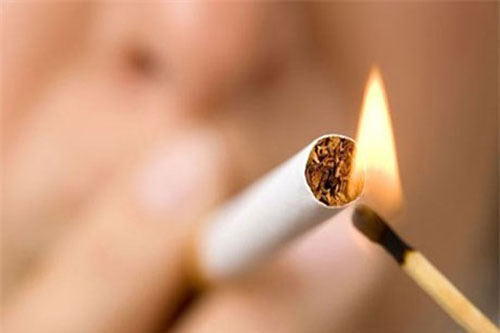 Hút thuốc lá và ung thư được xem là mối quan hệ nguy hiểm nhất.