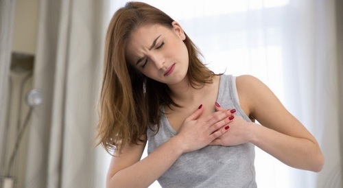 Khó thở là một biểu hiện của ung thư phổi ở nữ giới