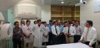 Các chuyên gia giới thiệu với Thứ trưởng Bộ Y tế Nguyễn Viết Tiến về tính năng của máy xạ trị ung thư hiện đại nhất Việt Nam đưa vào sử dụng tại bệnh viện K